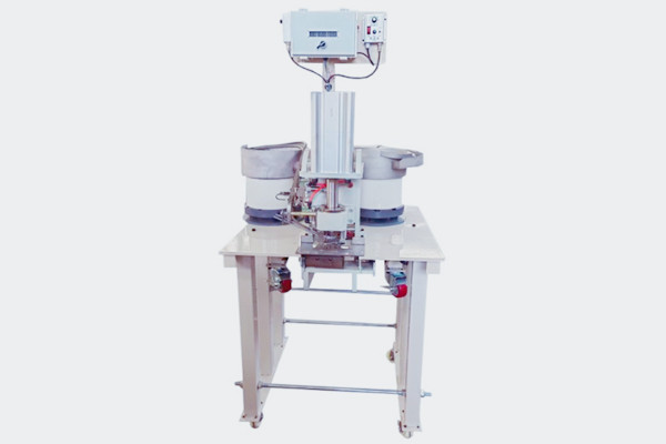國產(chǎn)最新氣動鉚接機設(shè)備實拍