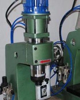 為什么氣壓鉚接機(jī)使用中鉚釘會(huì)發(fā)燙？